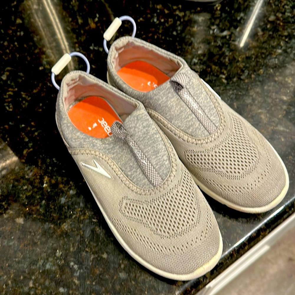 Speedo water shoes size S 5-6